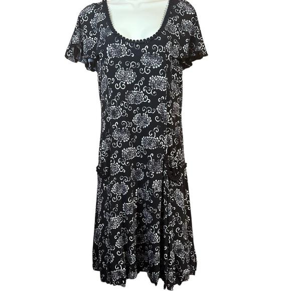 Max Studio Dresses & Skirts - Max Studio Black White Floral Scoop Neck Drop Waist Short Sleeve Dress Strecthy